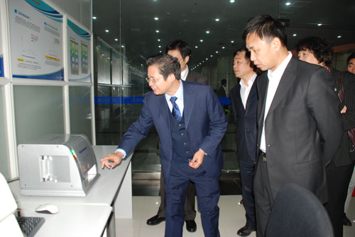 刘召贵博士为来宾介绍开云官方X荧光系列产品